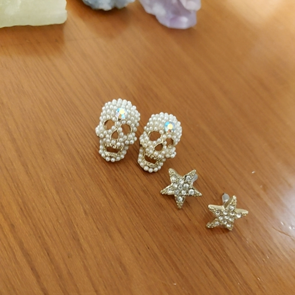 Skull and star earring set